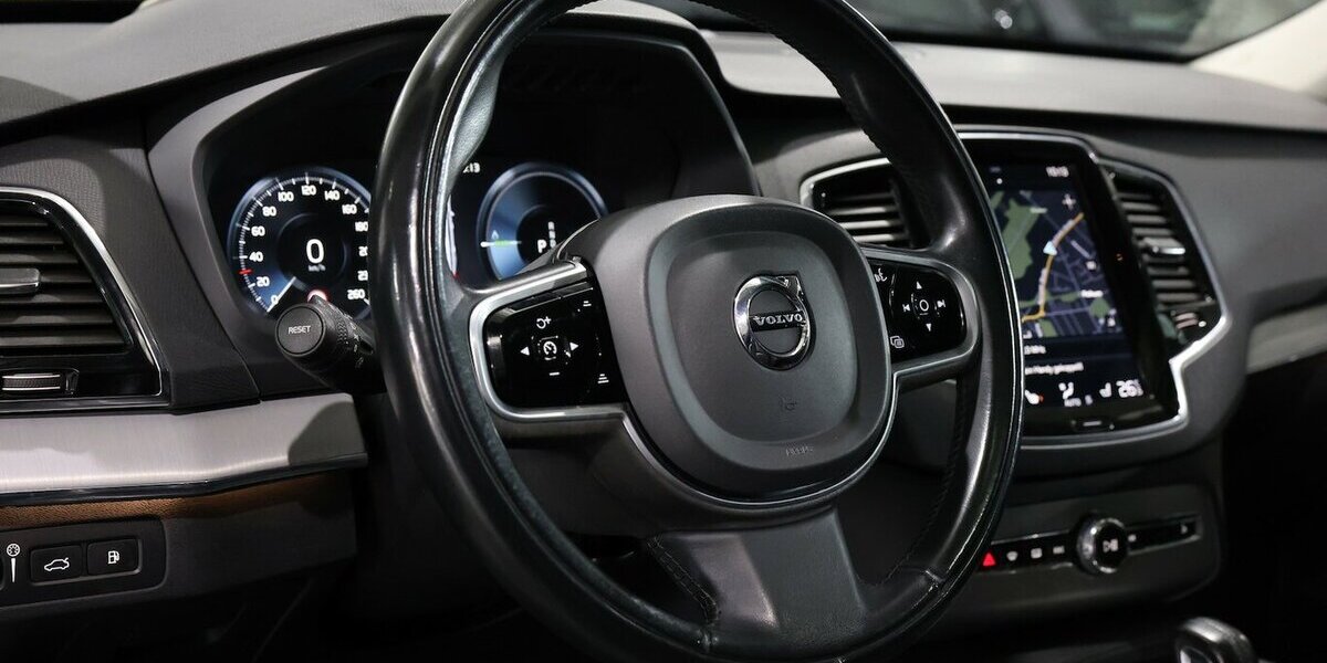 Volvo XC90 T8 P-HEV AWD EXPRESSION R-DESIGN / 7-SITZER 143.000 km 37.777 &euro; Hamm 59077
