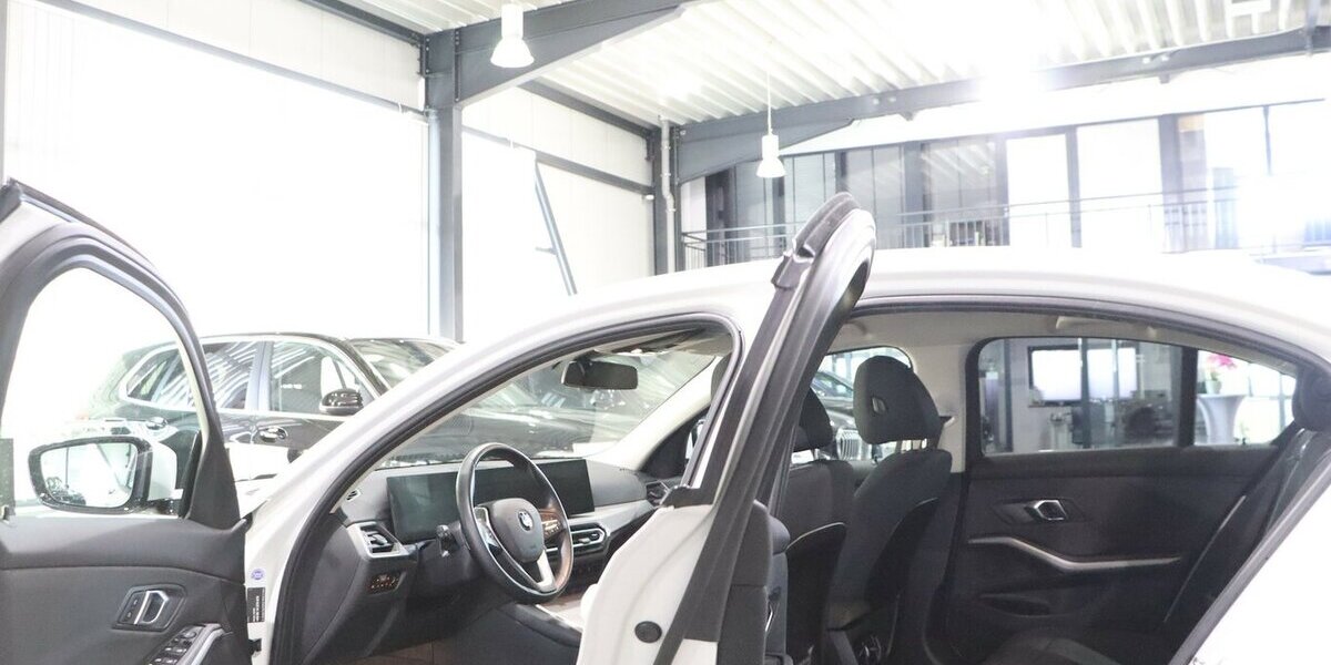 BMW 320d LIMOUSINE xDrive BUSINESS / CURVED / LED 68.000 km 29.777 &euro; Hamm 59077