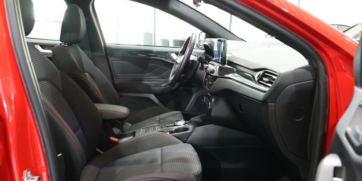 Ford Focus Tunier 1.5 EB ST-LINE / 1.HAND / PANORAMA 60.000 km 17.777 &euro; Hamm 59077