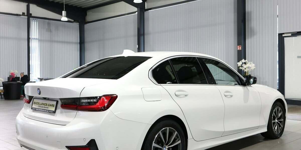 BMW 318d SPORT-LINE / LEDER, LIVE-COCKPIT-PRO, LED 107.000 km 27.777 &euro; Hamm 59077