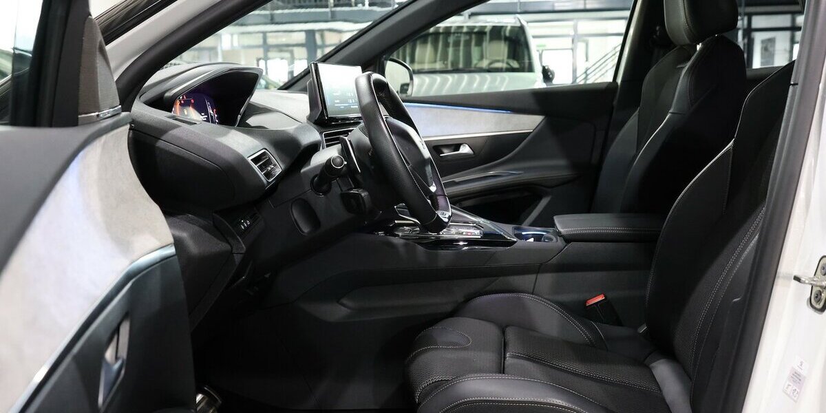 Peugeot 3008 BLUE-HDI GT-SPORT / WHITE & BLACK / SCHÖN 56.000 km 21.555 &euro; Hamm 59077