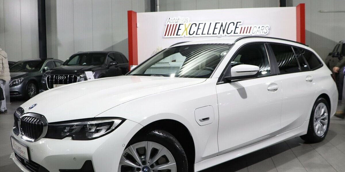 BMW 330e Touring Advantage / VOLL-LEDER-SPORT / LED 62.000 km 25.993 &euro; Hamm 59077