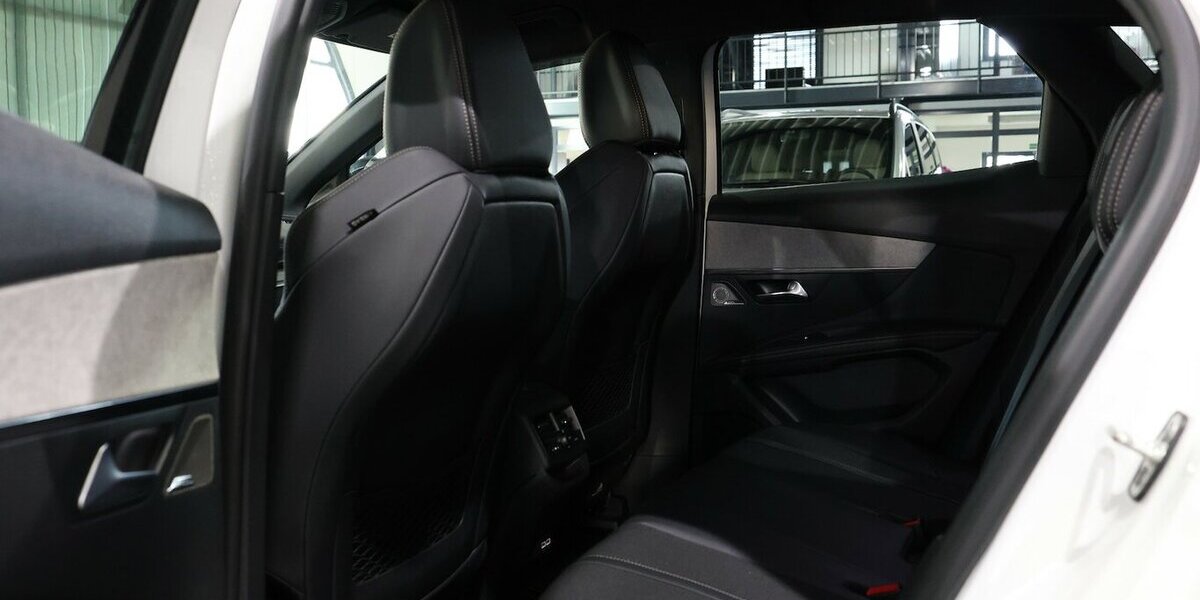 Peugeot 3008 BLUE-HDI GT-SPORT / WHITE & BLACK / SCHÖN 56.000 km 21.555 &euro; Hamm 59077