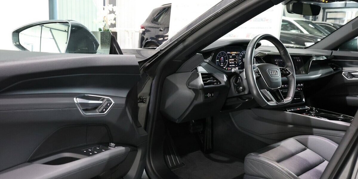Audi e-tron GT QUATTRO / DAYTONA + BLACK / PANORAMA / 29.000 km 48.333 &euro; Hamm 59077