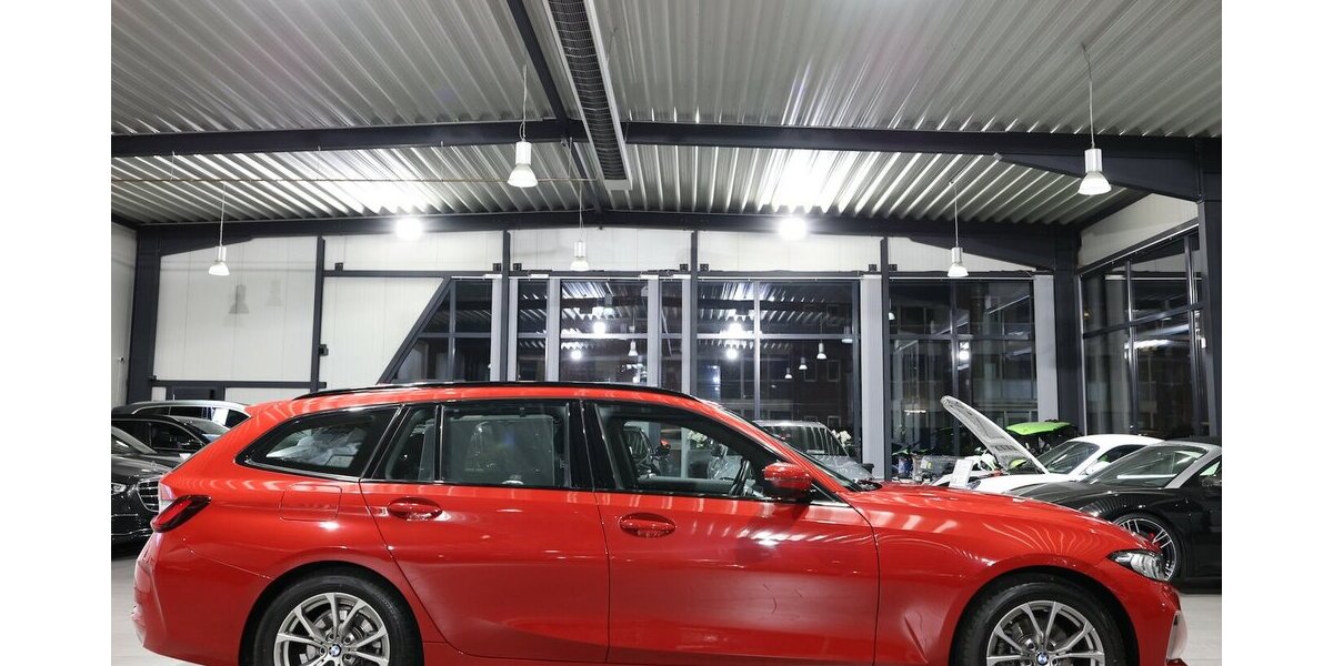 BMW 318d Touring SHADOW SPORT MELBOURNEROT-METALLIC 73.000 km 25.777 &euro; Hamm 59077