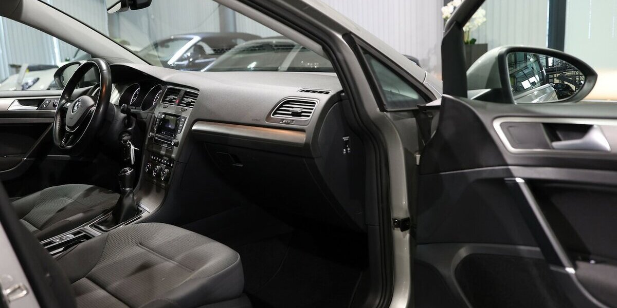 VW Golf VII 1.6 TDI Comfortline COMPOSITION-COLOUR 143.000 km 11.111 &euro; Hamm 59077