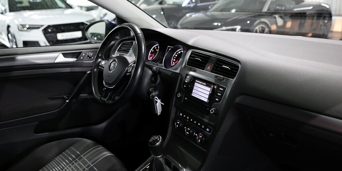 VW Golf VII 1.2 TSI LOUNGE 3-TÜRER / ERST 55.000-KM 55.000 km 10.444 &euro; Hamm 59077
