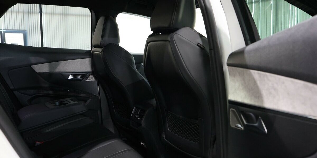 Peugeot 3008 BLUE-HDI GT-SPORT / WHITE & BLACK / SCHÖN 56.000 km 21.555 &euro; Hamm 59077