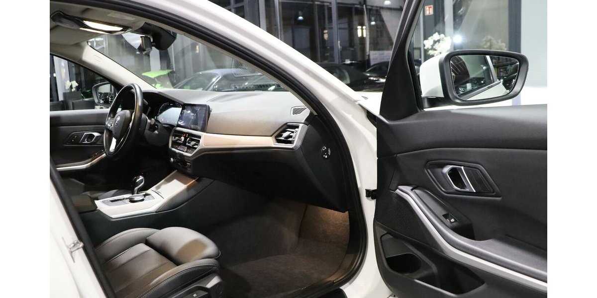 BMW 330e Touring Advantage / VOLL-LEDER-SPORT / LED 62.000 km 25.993 &euro; Hamm 59077