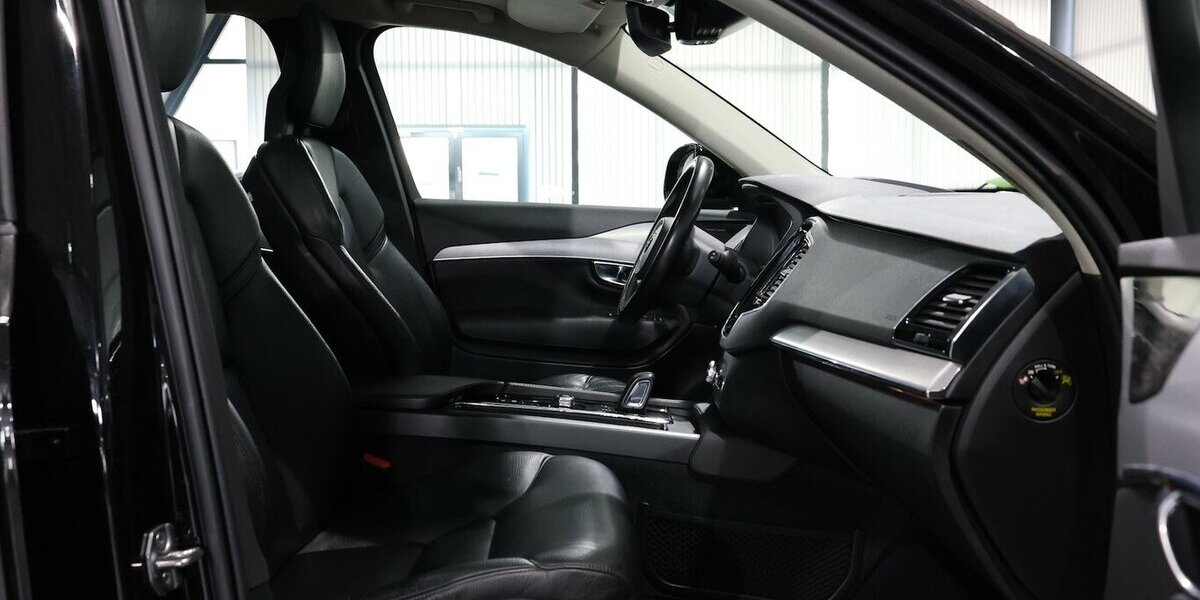 Volvo XC90 T8 P-HEV AWD EXPRESSION R-DESIGN / 7-SITZER 143.000 km 37.777 &euro; Hamm 59077