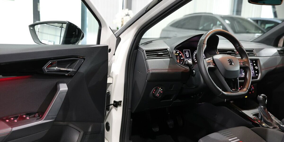 Seat Arona 1.5 TSI XCELLENCE FR-SPORT / WHITE & BLACK 90.000 km 15.991 &euro; Hamm 59077