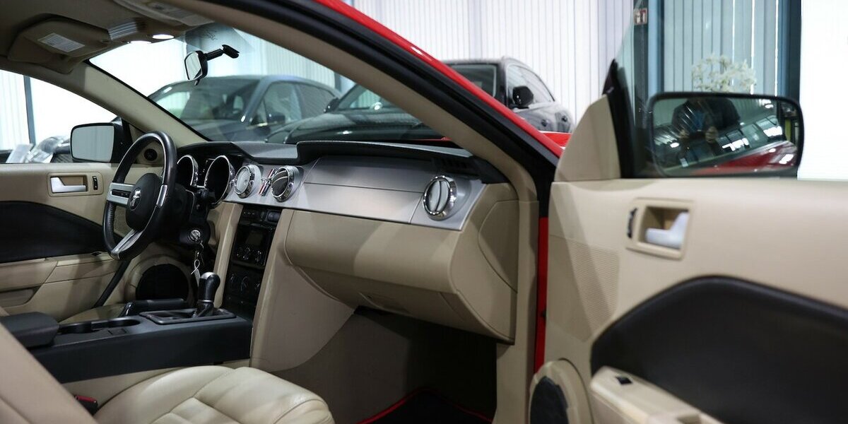 Ford Mustang COUPE 4.6 V8 GT / RED & BEIGE / LEDER 60.000 km 16.444 &euro; Hamm 59077
