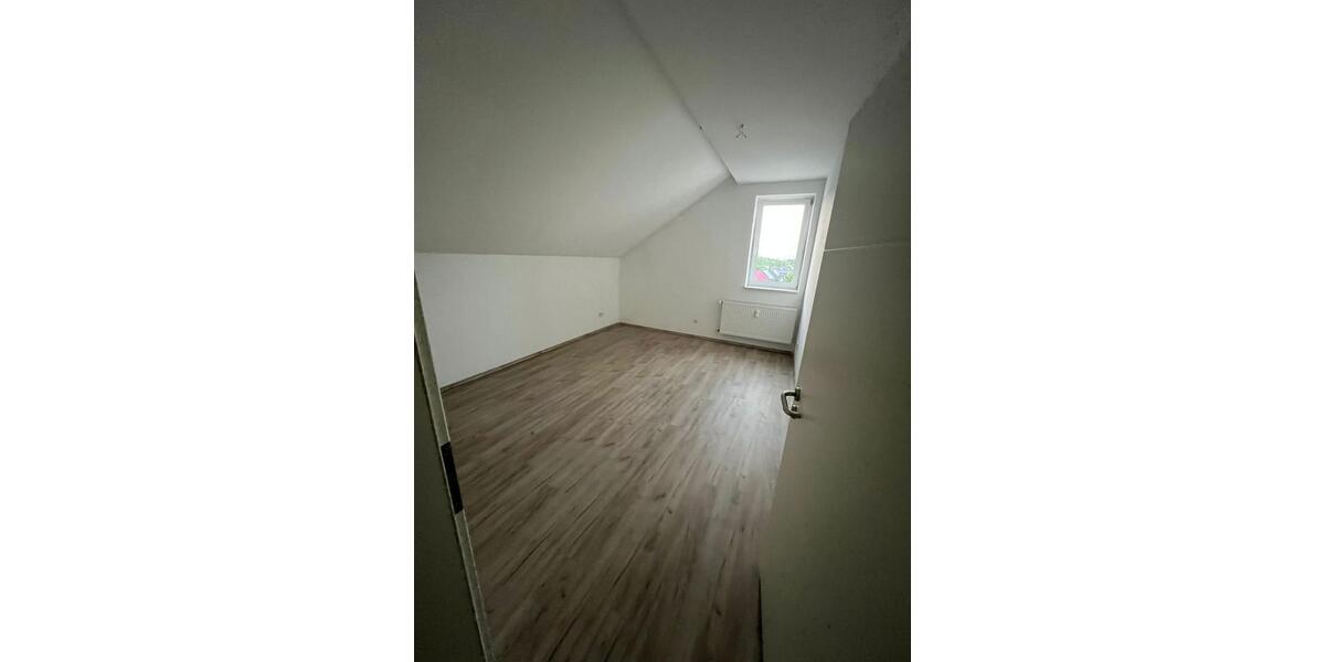 Dachgeschoßwohnung Dortmund Brackel - 4 Zimmer, 120 m&sup2;, 1.050&euro; | Angebot:24864411