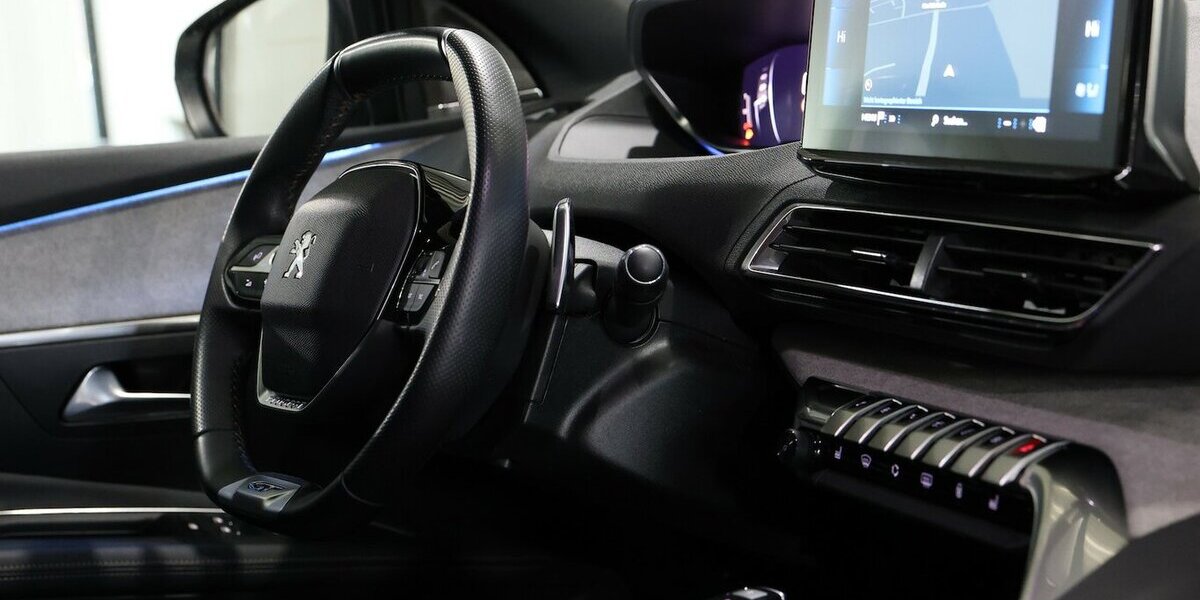 Peugeot 3008 BLUE-HDI GT-SPORT / WHITE & BLACK / SCHÖN 56.000 km 23.555 &euro; Hamm 59077