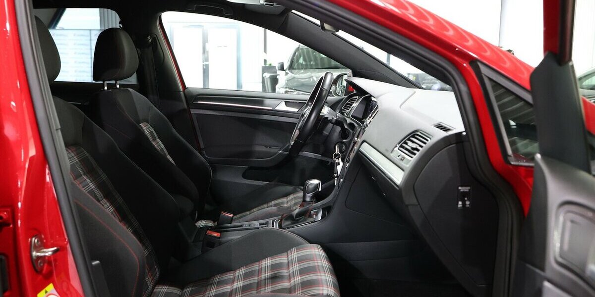 VW Golf GTI VII 2.0 TSI DSG GTI PERFORMANCE RED 63.000 km 23.111 &euro; Hamm 59077