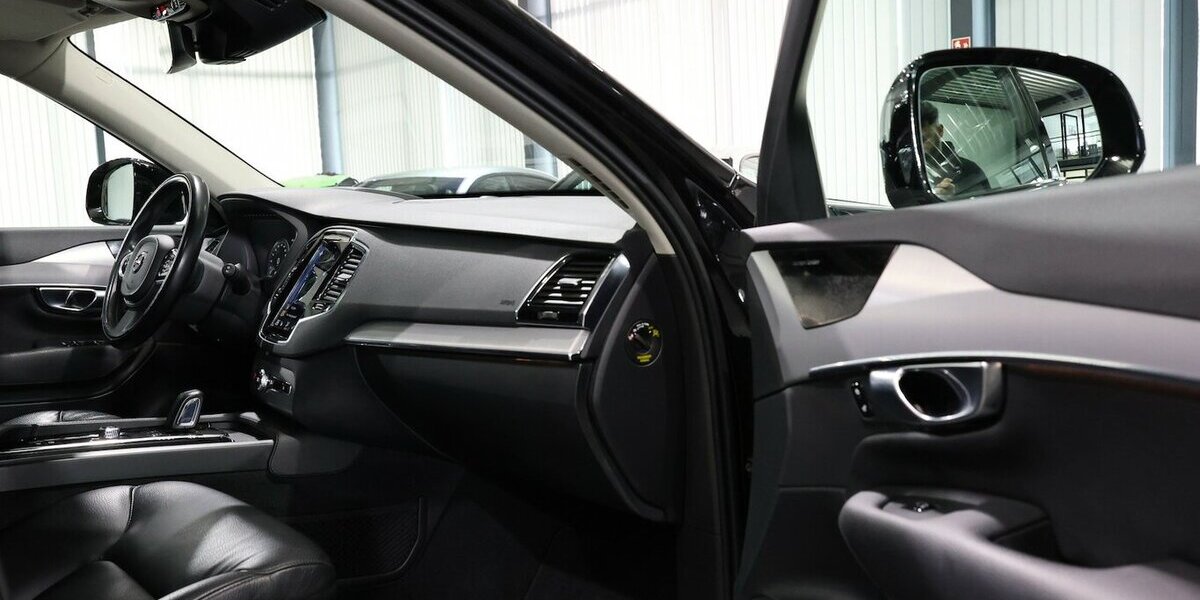 Volvo XC90 T8 P-HEV AWD EXPRESSION R-DESIGN / 7-SITZER 143.000 km 37.777 &euro; Hamm 59077