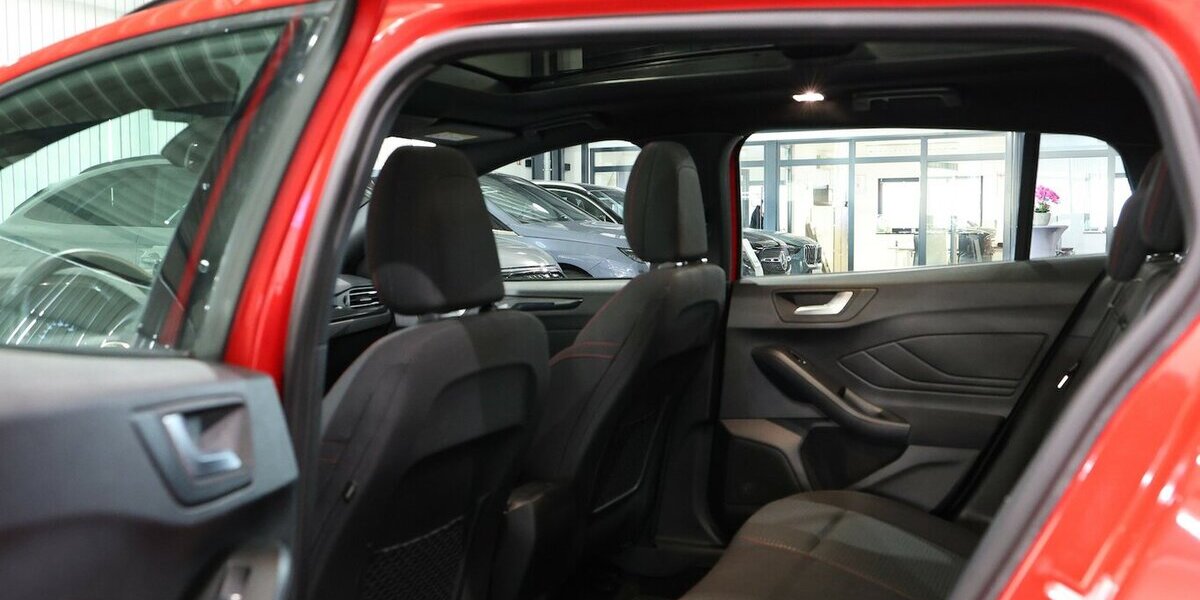 Ford Focus Tunier 1.5 EB ST-LINE / 1.HAND / PANORAMA 60.000 km 17.777 &euro; Hamm 59077