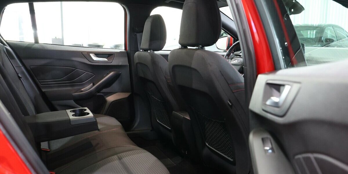 Ford Focus Tunier 1.5 EB ST-LINE / 1.HAND / PANORAMA 60.000 km 17.777 &euro; Hamm 59077
