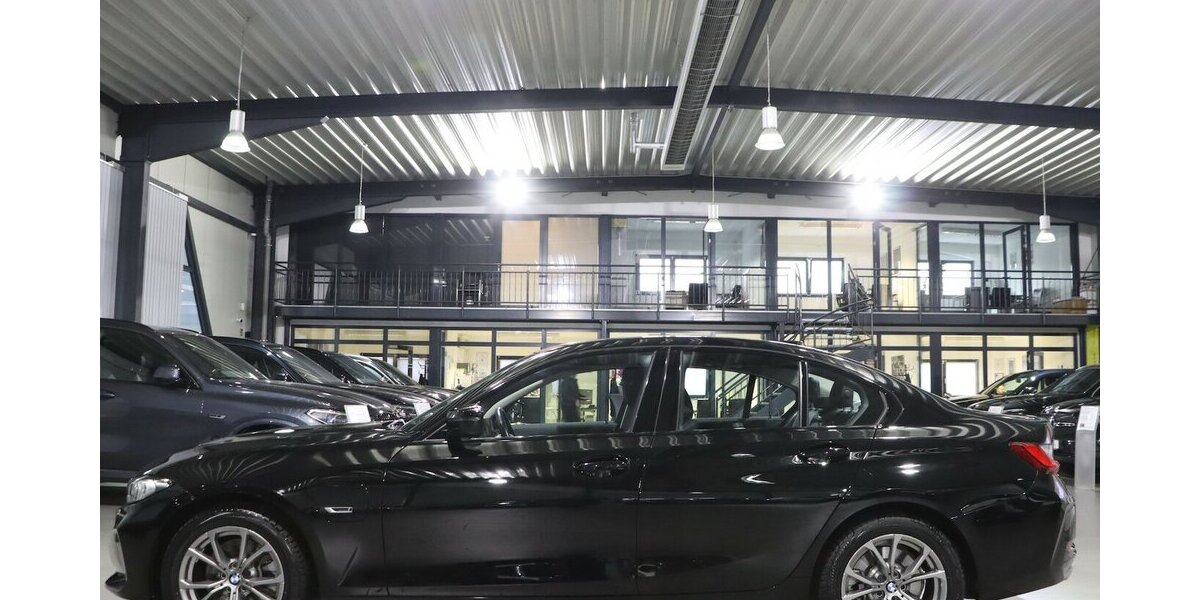 BMW 330e LIMOUSINE SHADOW CURVED+HEAD-UP, LED, H/K 46.000 km 30.993 &euro; Hamm 59077