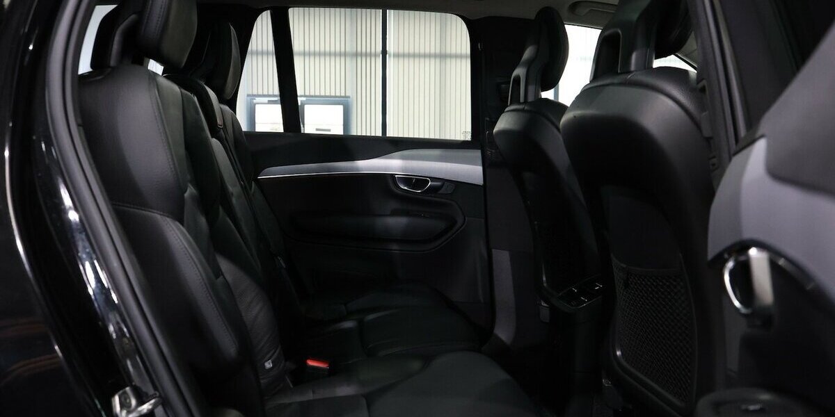 Volvo XC90 T8 P-HEV AWD EXPRESSION R-DESIGN / 7-SITZER 143.000 km 37.777 &euro; Hamm 59077