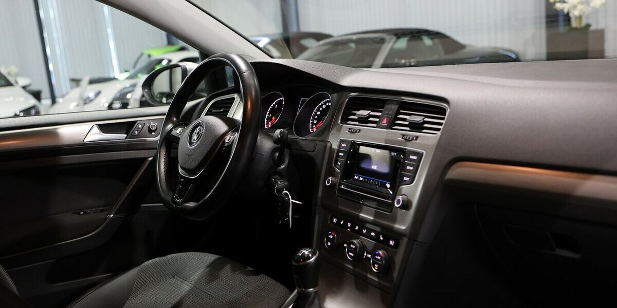 VW Golf VII 1.6 TDI Comfortline COMPOSITION-COLOUR 143.000 km 11.111 &euro; Hamm 59077