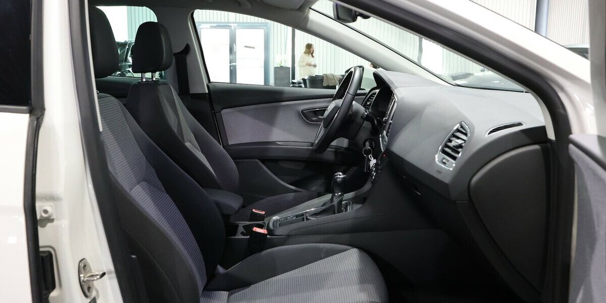 Seat Leon 1.5 TSI STYLE WHITE & BLACK / LED, PANORAMA 89.000 km 15.777 &euro; Hamm 59077