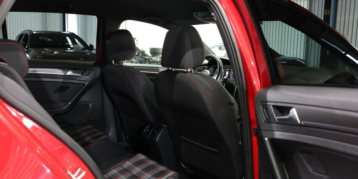 VW Golf GTI VII 2.0 TSI DSG GTI PERFORMANCE RED 63.000 km 23.111 &euro; Hamm 59077