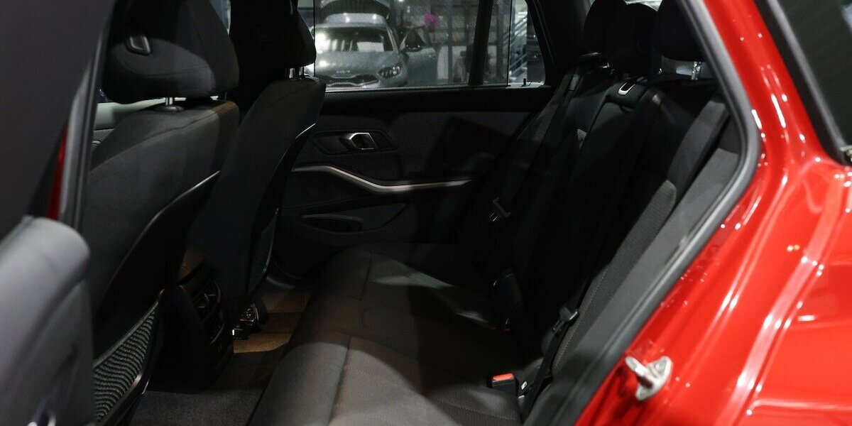 BMW 318d Touring SHADOW SPORT MELBOURNEROT-METALLIC 73.000 km 25.777 &euro; Hamm 59077