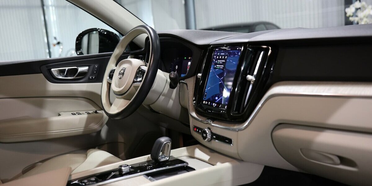 Volvo XC60 B4 AWD PLUS-BRIGHT BLACK & BEIGE / SCHÖN 94.000 km 30.444 &euro; Hamm 59077