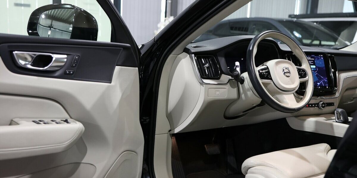 Volvo XC60 B4 AWD PLUS-BRIGHT BLACK & BEIGE / SCHÖN 94.000 km 30.444 &euro; Hamm 59077