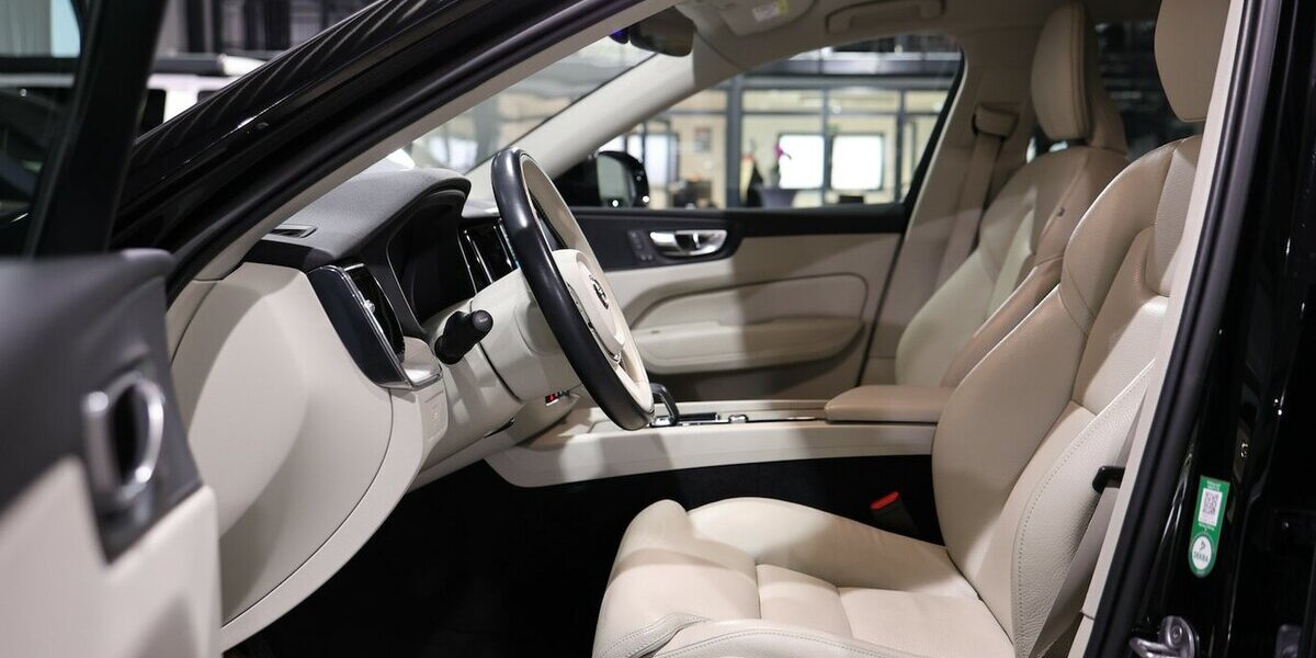 Volvo XC60 B4 AWD PLUS-BRIGHT BLACK & BEIGE / SCHÖN 94.000 km 30.444 &euro; Hamm 59077