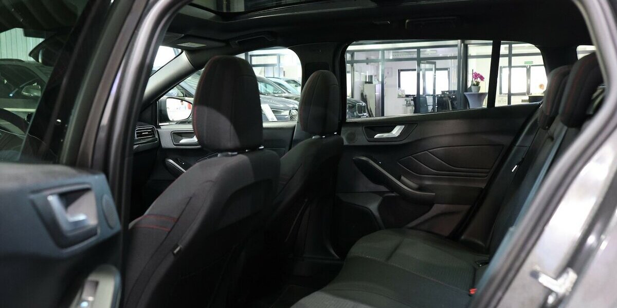 Ford Focus Tunier 1.5 EB ST-LINE-X SPORT / PANORAMA 108.000 km 17.991 &euro; Hamm 59077