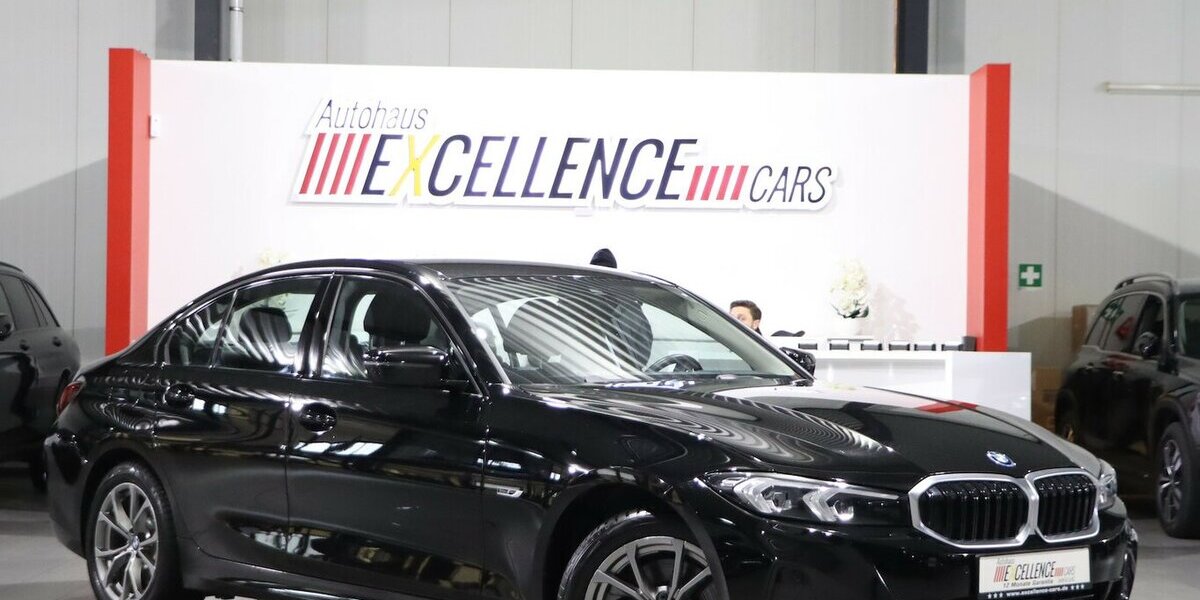 BMW 330e LIMOUSINE SHADOW CURVED+HEAD-UP, LED, H/K 46.000 km 30.993 &euro; Hamm 59077