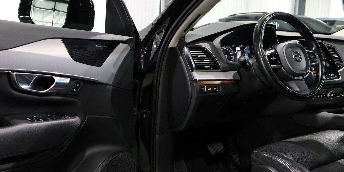 Volvo XC90 T8 P-HEV AWD EXPRESSION R-DESIGN / 7-SITZER 143.000 km 37.777 &euro; Hamm 59077