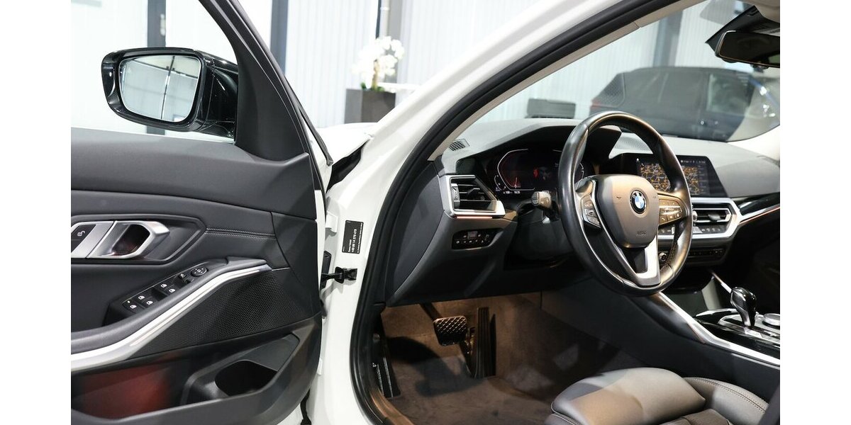 BMW 318d SPORT-LINE / LEDER, LIVE-COCKPIT-PRO, LED 107.000 km 27.777 &euro; Hamm 59077