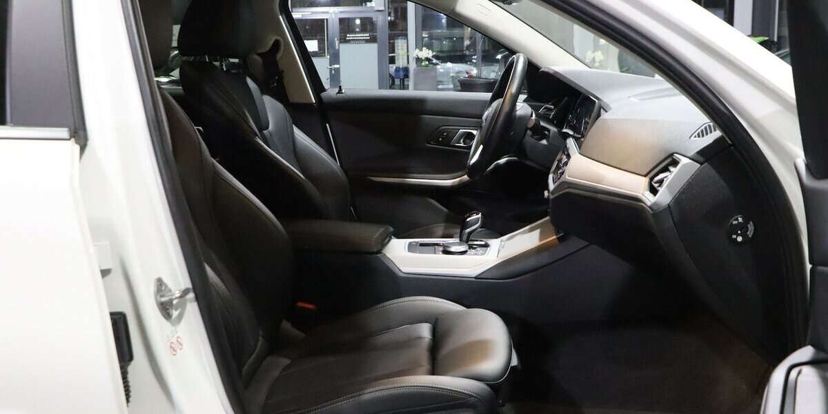 BMW 330e Touring Advantage / VOLL-LEDER-SPORT / LED 62.000 km 25.993 &euro; Hamm 59077