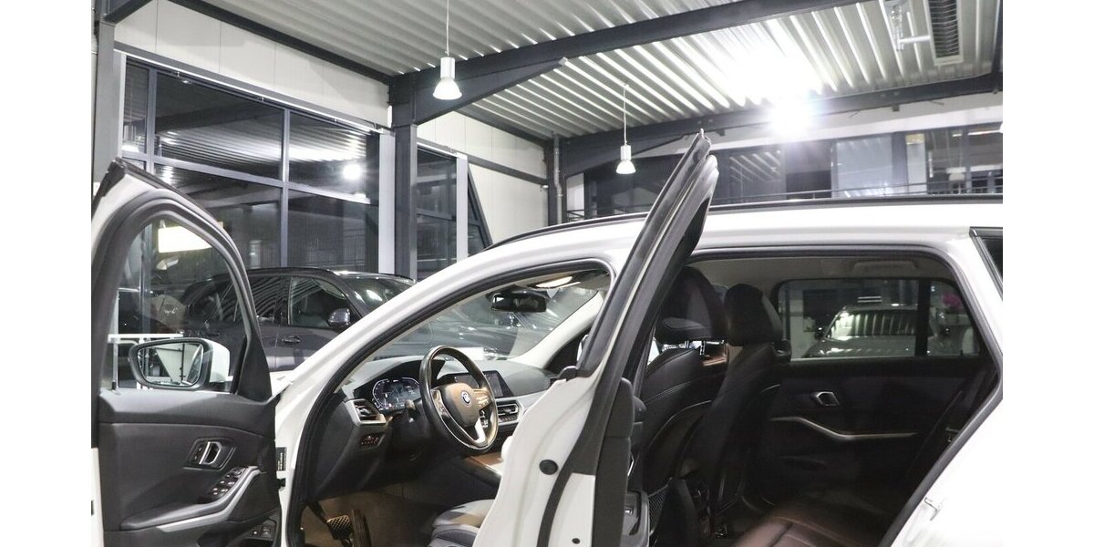 BMW 330e Touring Advantage / VOLL-LEDER-SPORT / LED 62.000 km 25.993 &euro; Hamm 59077