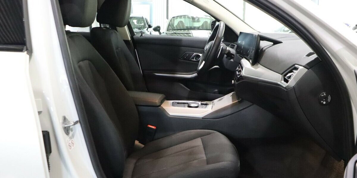 BMW 320d LIMOUSINE xDrive BUSINESS / CURVED / LED 68.000 km 29.777 &euro; Hamm 59077