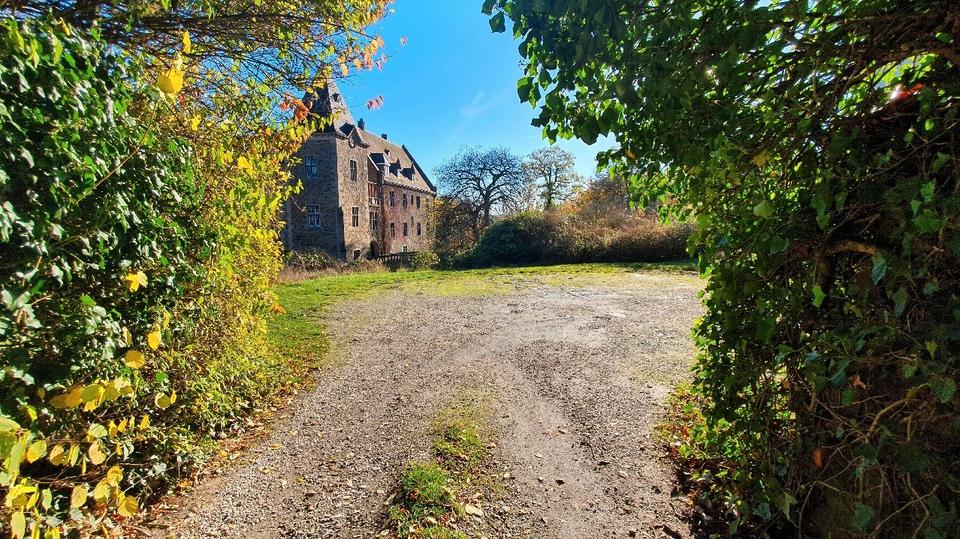 Einfamilienhaus Arnsberg Holzen - 10 Zimmer, 280 m&sup2;, 2.250&euro; | Angebot:25269571